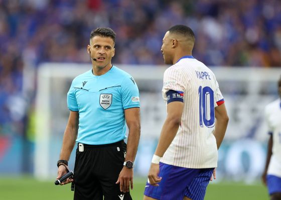 El veterano árbitro Gil Manzano comunica su adiós al arbitraje en la Eurocopa