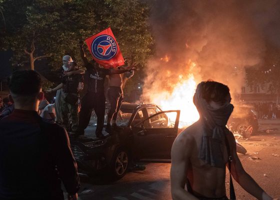 La fiesta en París se vuelve un caos con más de 500 detenidos