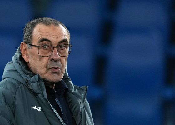 El veterano entrenador Sarri se somete a una cirugía cardíaca y recibe luz verde para volver