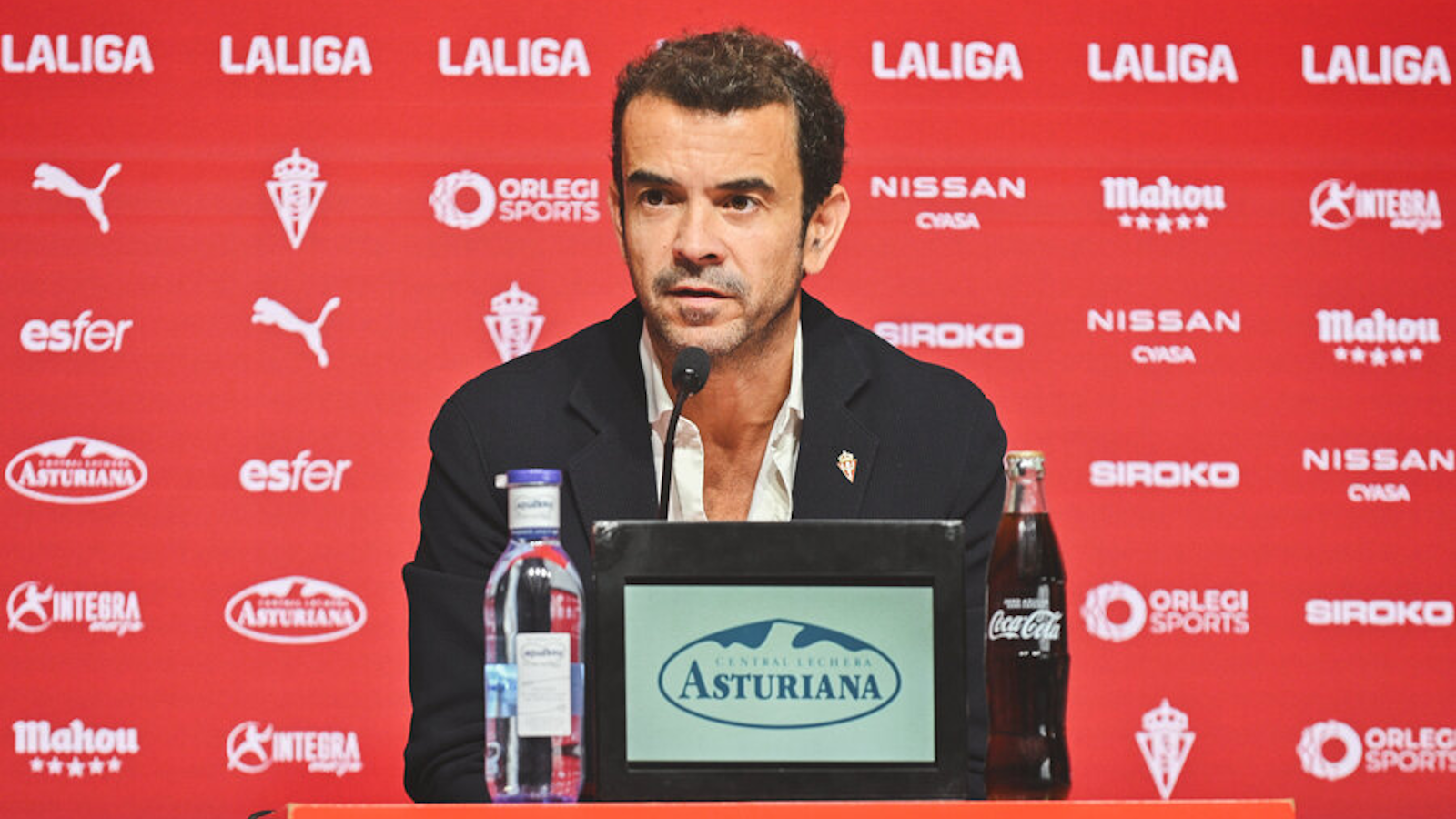 El Sporting de Gijón admite los errores con los cambios de entrenador y ensalza a Borja Jiménez