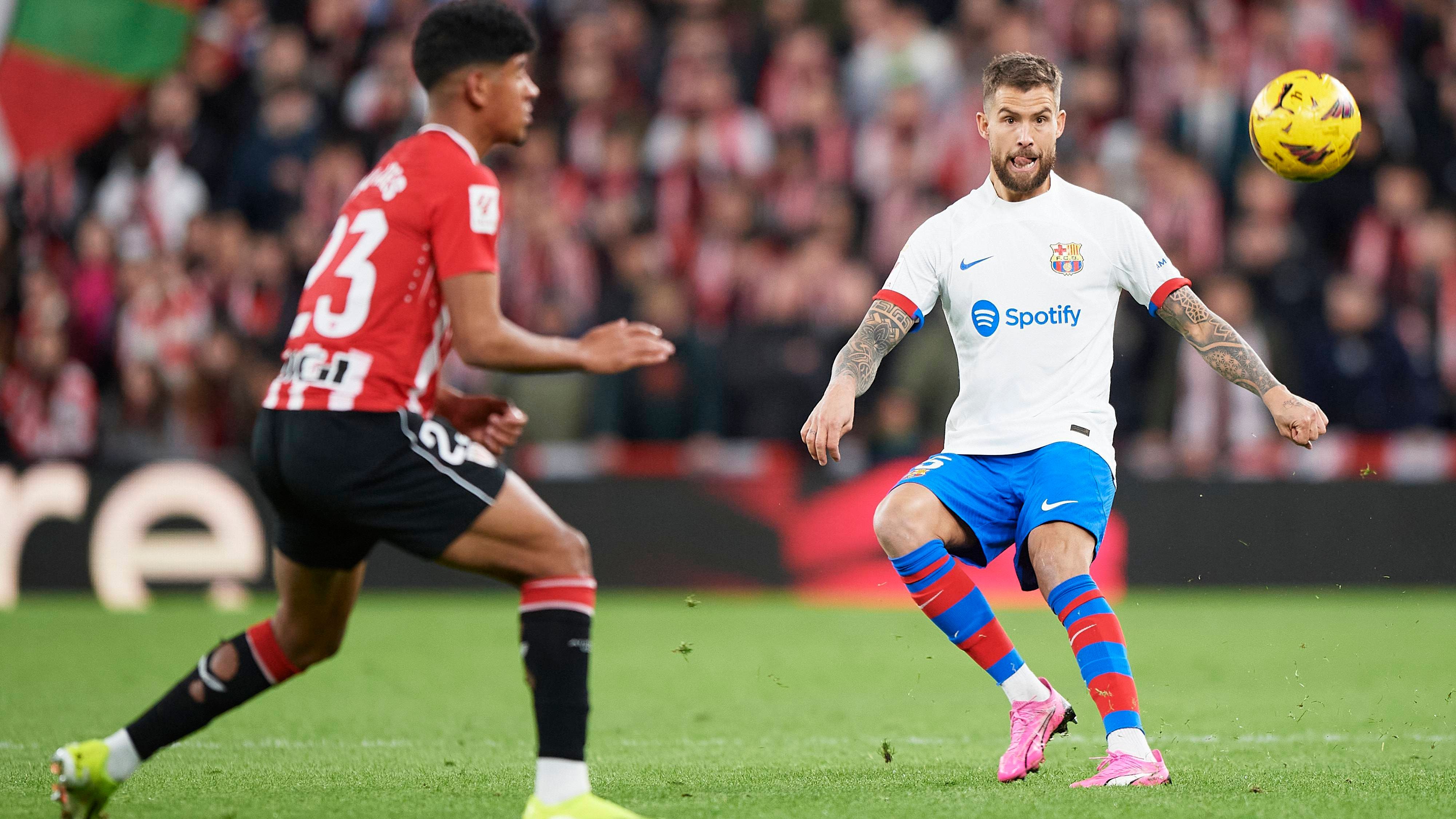 La afición del Athletic se lo deja claro a Iñigo Martínez