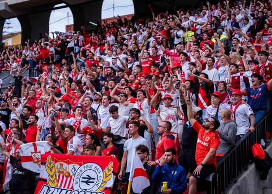 La afición del Sevilla confía en derrocar al Barcelona