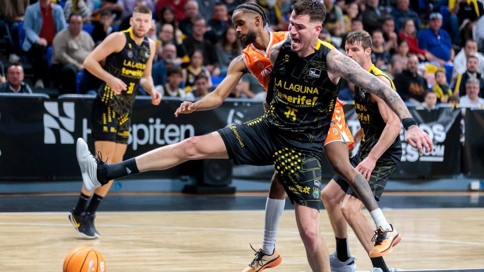 Unicaja y UCAM celebran la crisis del Valencia Basket