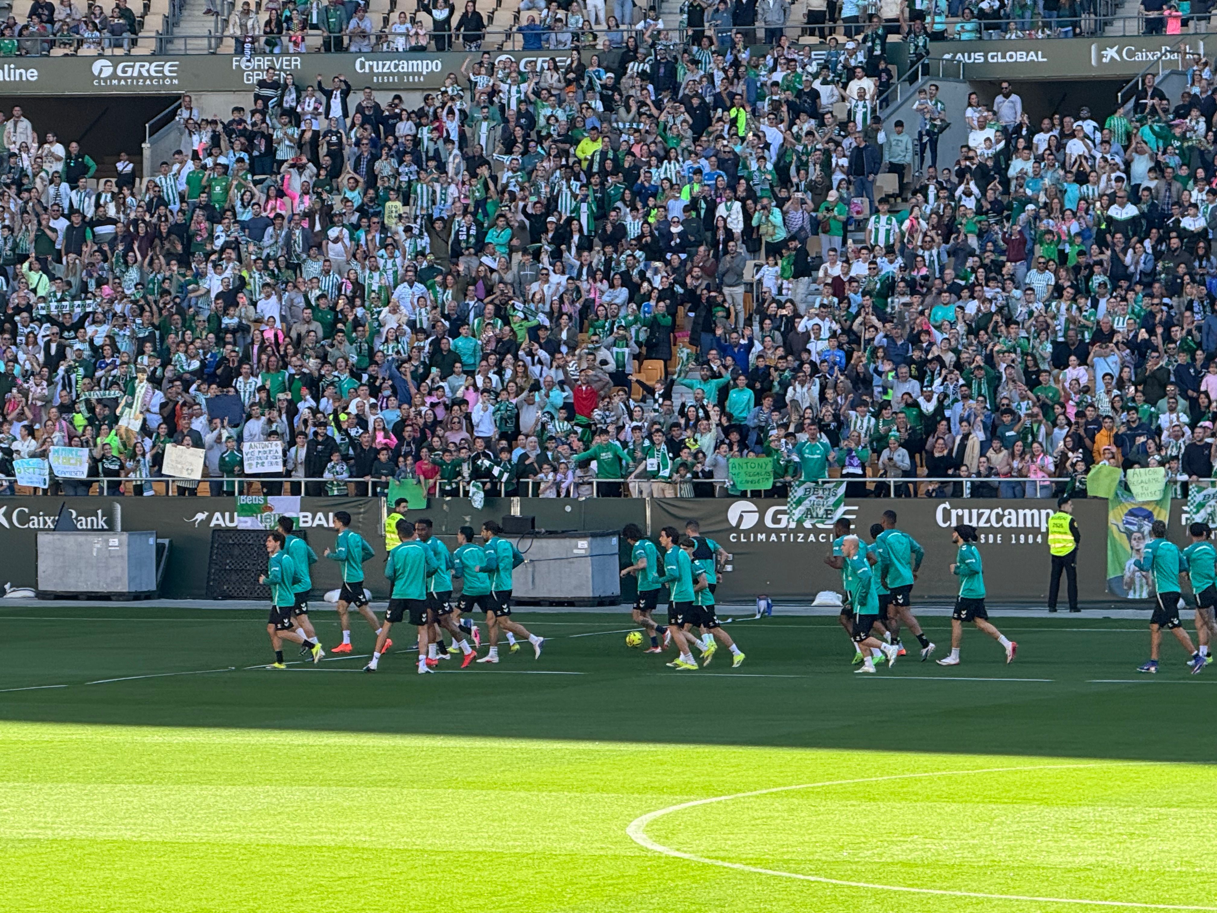El beticismo se concentra en masa en La Cartuja para dar el último aliento antes del derbi