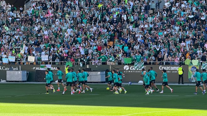 El beticismo se concentra en masa en La Cartuja para dar el último aliento antes del derbi