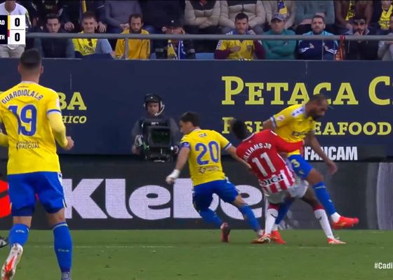 El codazo de la polémica a Nico Williams en el Cádiz - Athletic que indigna en Bilbao