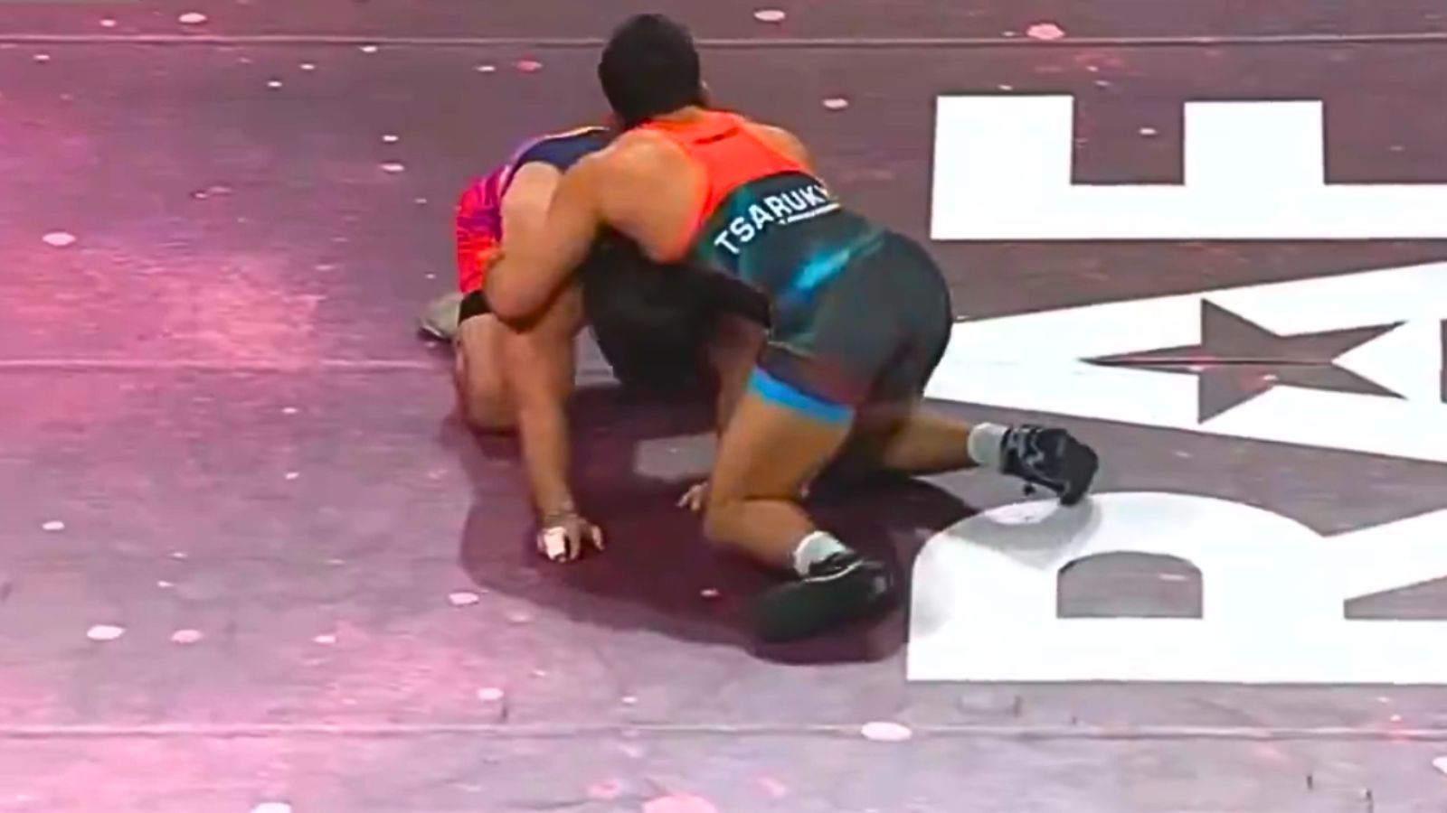 Arman Tsarukyan da la razón a Ilia Topuria y lía una batalla campal tras agredir a un rival