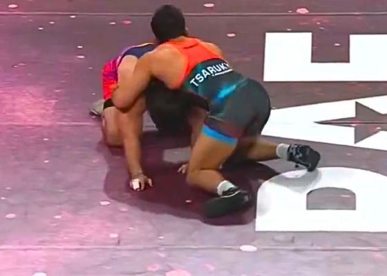 Arman Tsarukyan da la razón a Ilia Topuria y lía una batalla campal tras agredir a un rival
