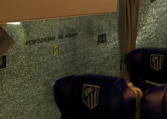 Apedrean el autobús del Atlético en el Camp Nou: "Igual que todas las veces que venimos acá"