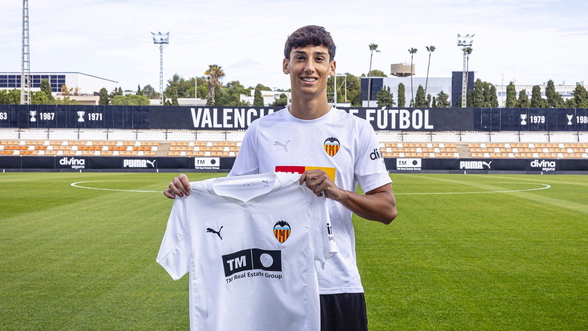 El Valencia blinda a Panach, al que Corberán tiene muy en cuenta 