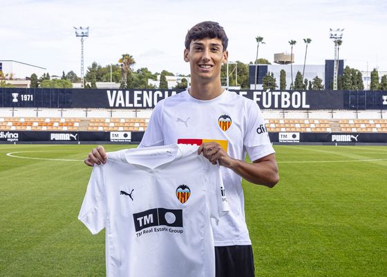 El Valencia blinda a Panach, al que Corberán tiene muy en cuenta 