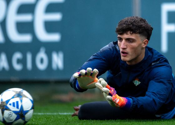Inoportuna lesión de Manu González, portero pluriempleado del Real Betis y la selección española: Morante y Óscar Masqué viajarán solos   