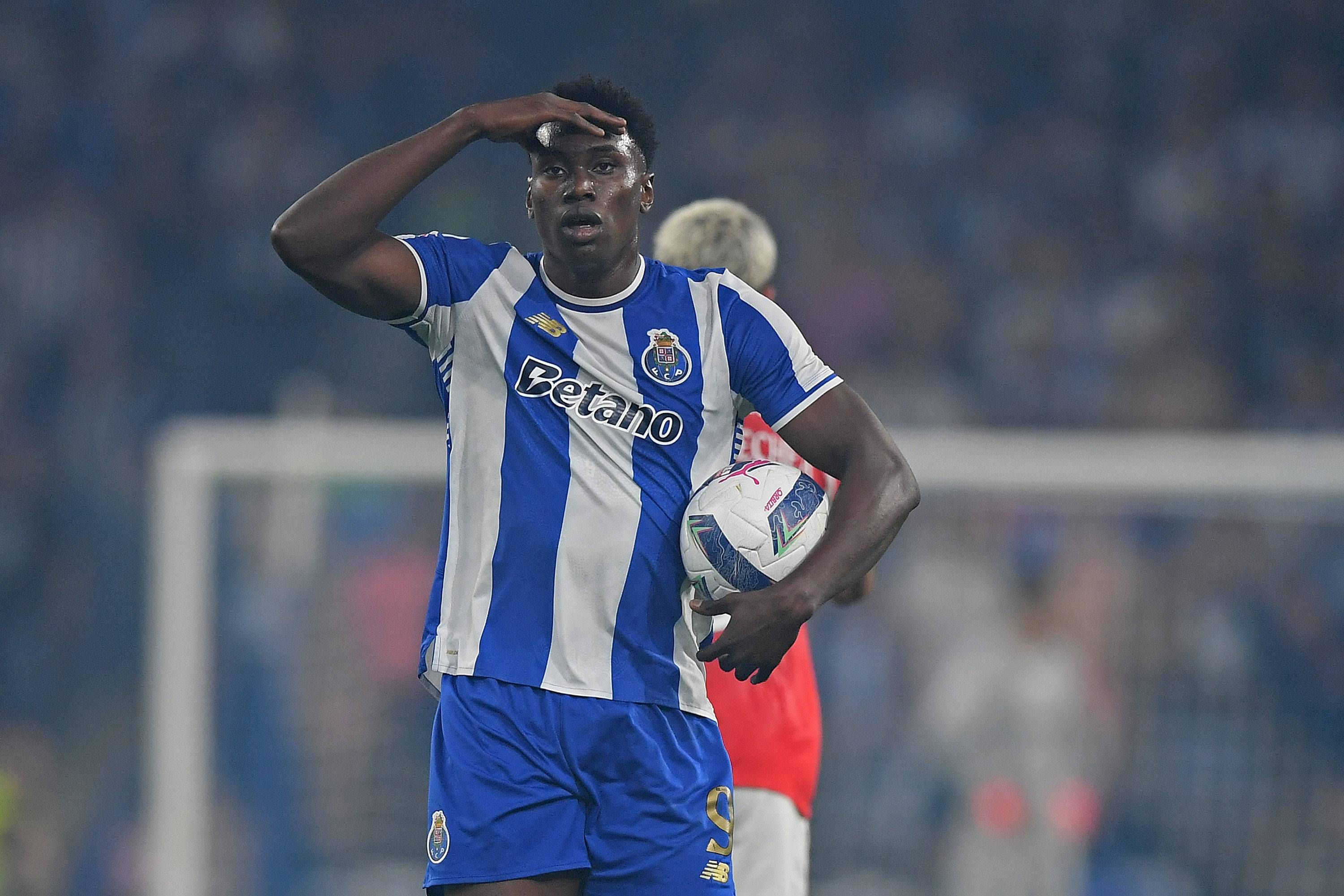 Guerra a la vista en la Premier League por el fichaje de Samu Aghehowa