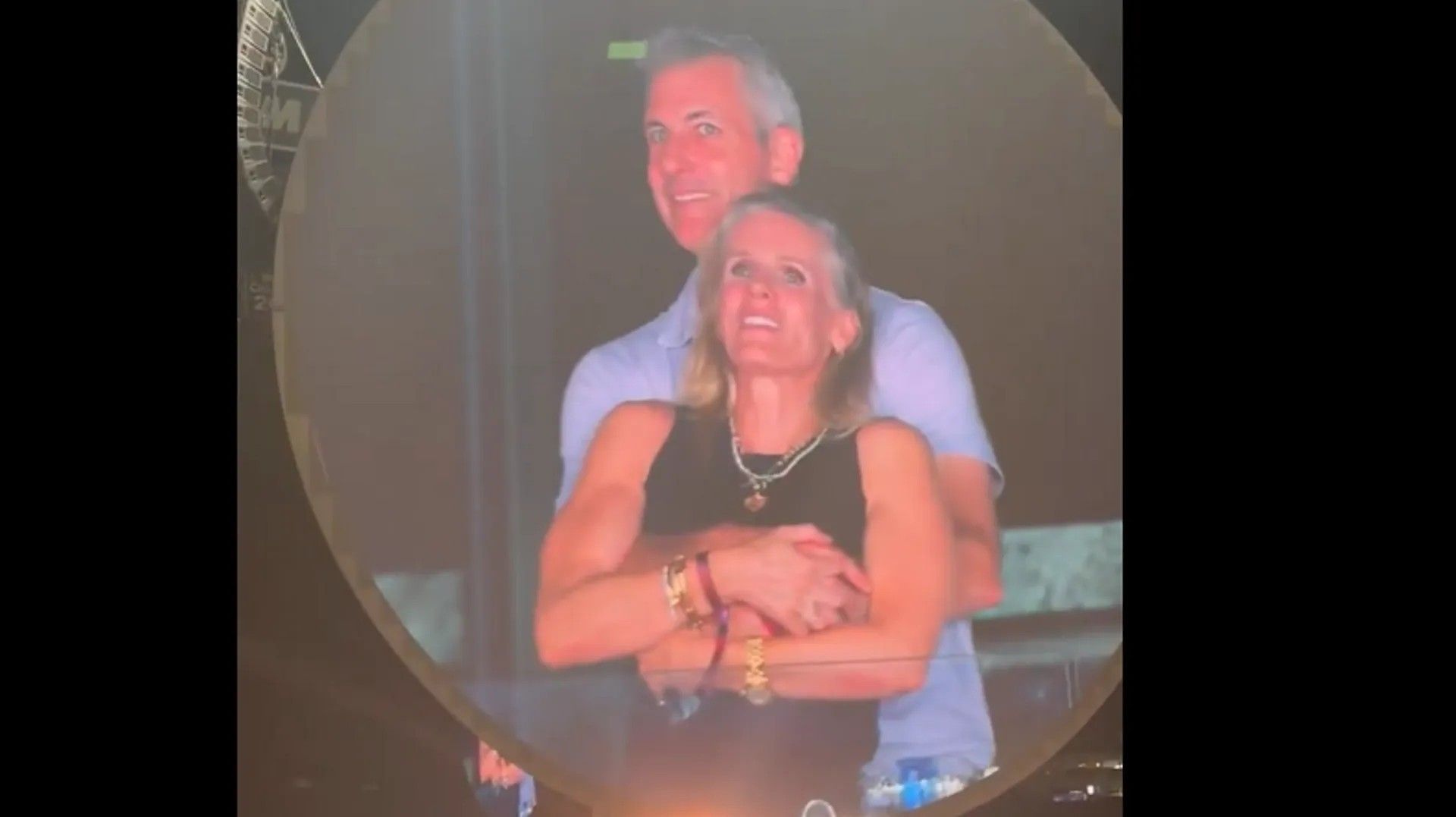 La pillada de la 'kiss cam' de Coldplay tiene un dramático desenlace 