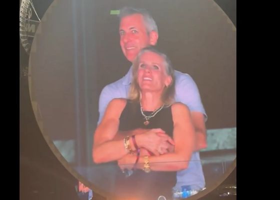 La pillada de la 'kiss cam' de Coldplay tiene un dramático desenlace 