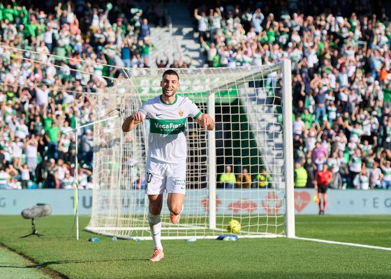 Rafa Mir, novedad en el entrenamiento de Eder Sarabia, acelera en su regreso y pone el foco en Osasuna