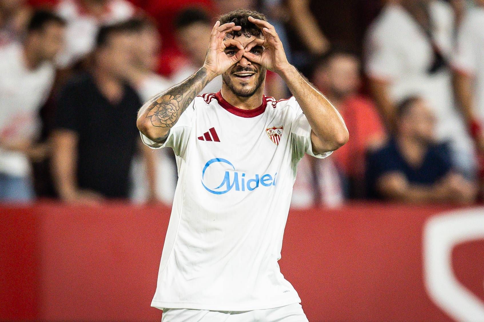La afición del Sevilla se decanta por Isaac