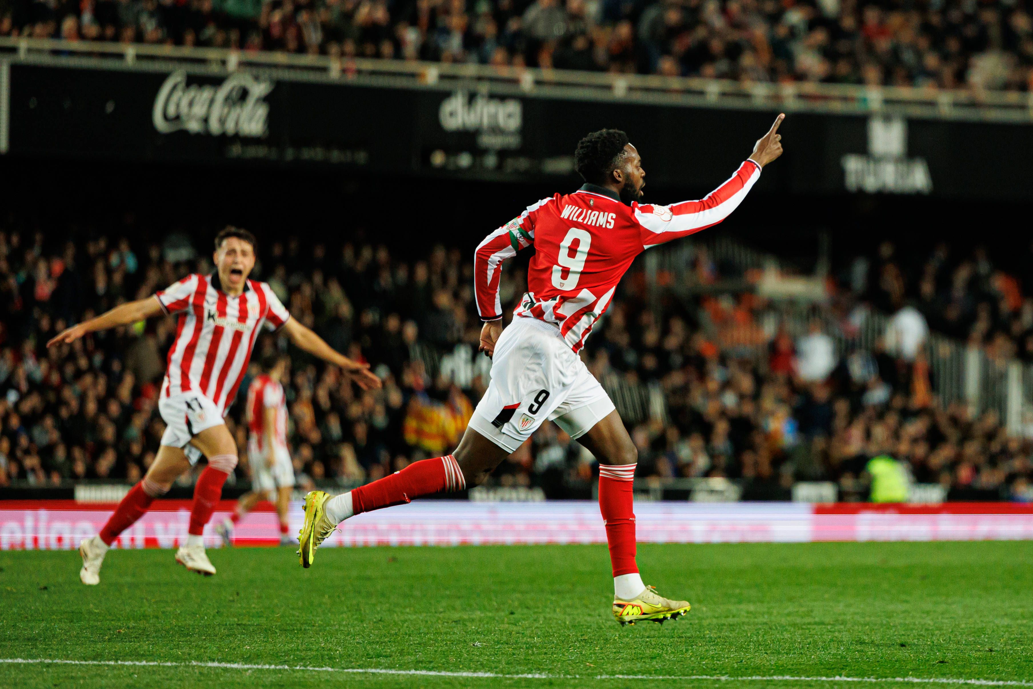 El detallazo de Iñaki Williams con el debutante Monreal y su dedicatoria de gol: "Es especial"