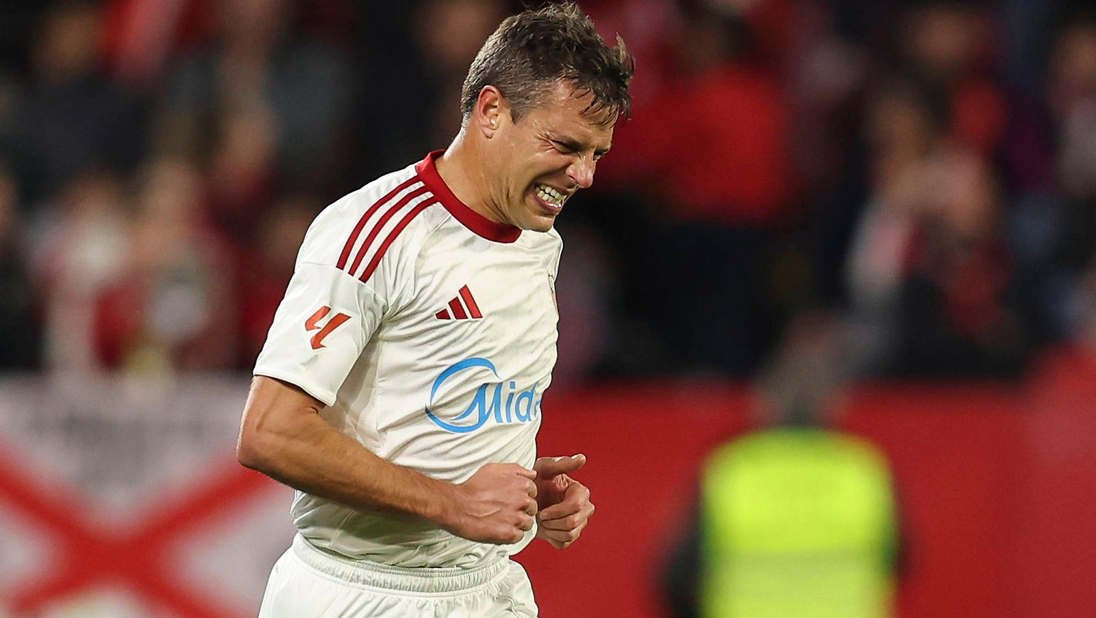 Azpilicueta, frustrado por su posible lesión: "Me da pena, porque en el Sevilla me está dando problemas"