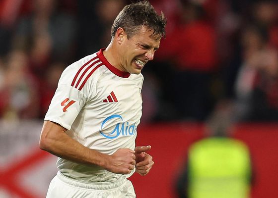 Azpilicueta, frustrado por su posible lesión: "Me da pena, porque en el Sevilla me está dando problemas"