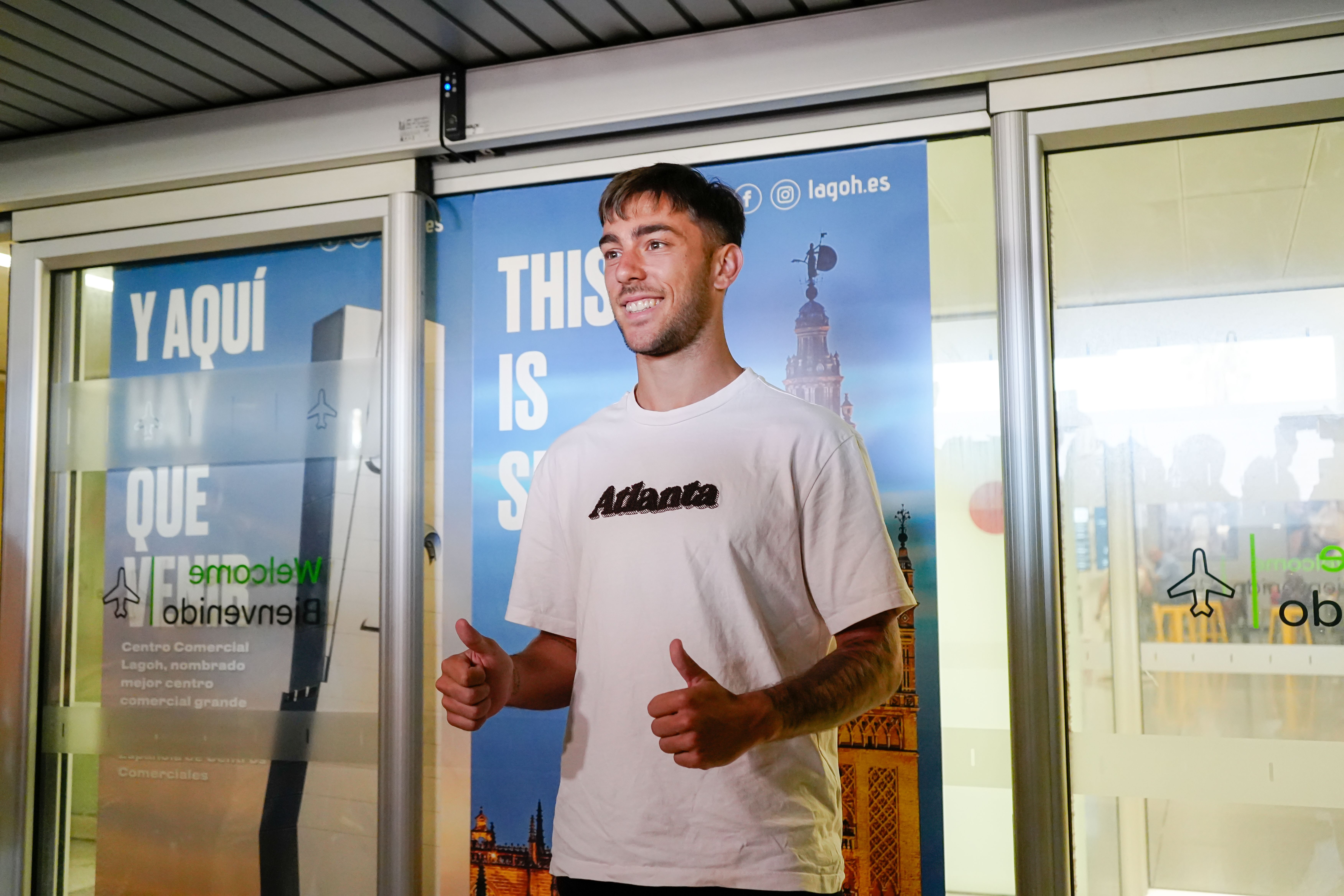 Iker Losada, el tercer fichaje del Betis, llega a Sevilla
