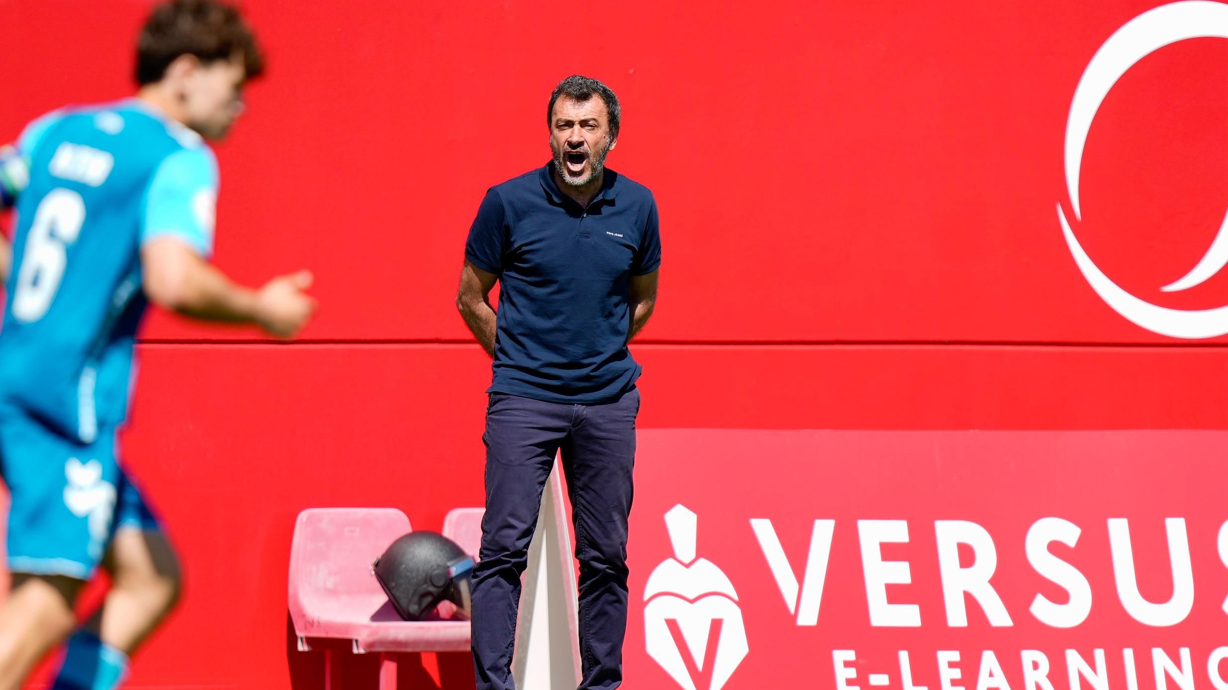 Galván, visiblemente emocionado, da buenas y malas noticias a Caparrós 