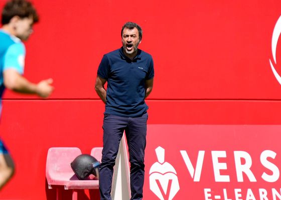 Galván, visiblemente emocionado, da buenas y malas noticias a Caparrós 