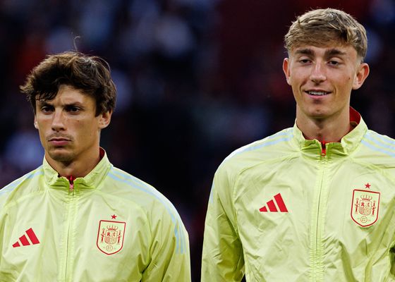 Crece el debate sobre los centrales de España para el Mundial 2026