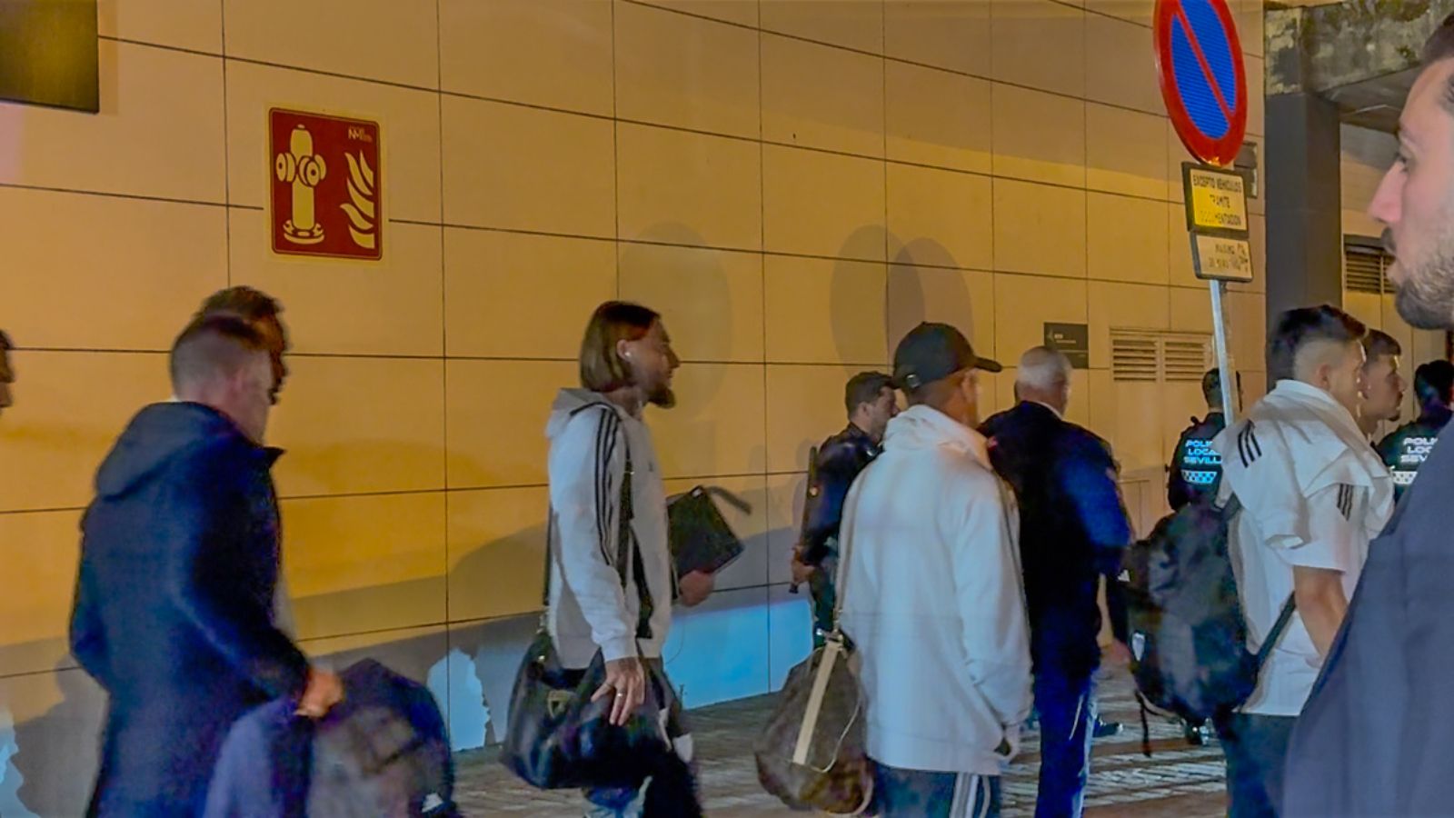 Varios aficionados increpan al Sevilla tras su derrota en Oviedo: insultos tanto a jugadores como al presidente