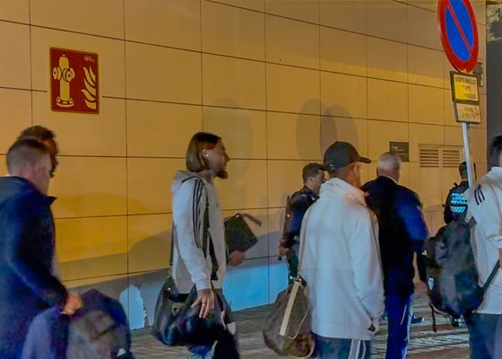 Varios aficionados increpan al Sevilla tras su derrota en Oviedo: insultos tanto a jugadores como al presidente