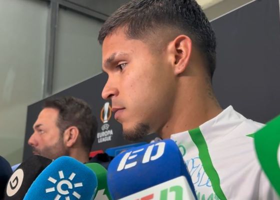 Cucho Hernández celebra el exitoso invento de Pellegrini: "Si no es por Aitor Ruibal, se queda en un 'Uy'" 