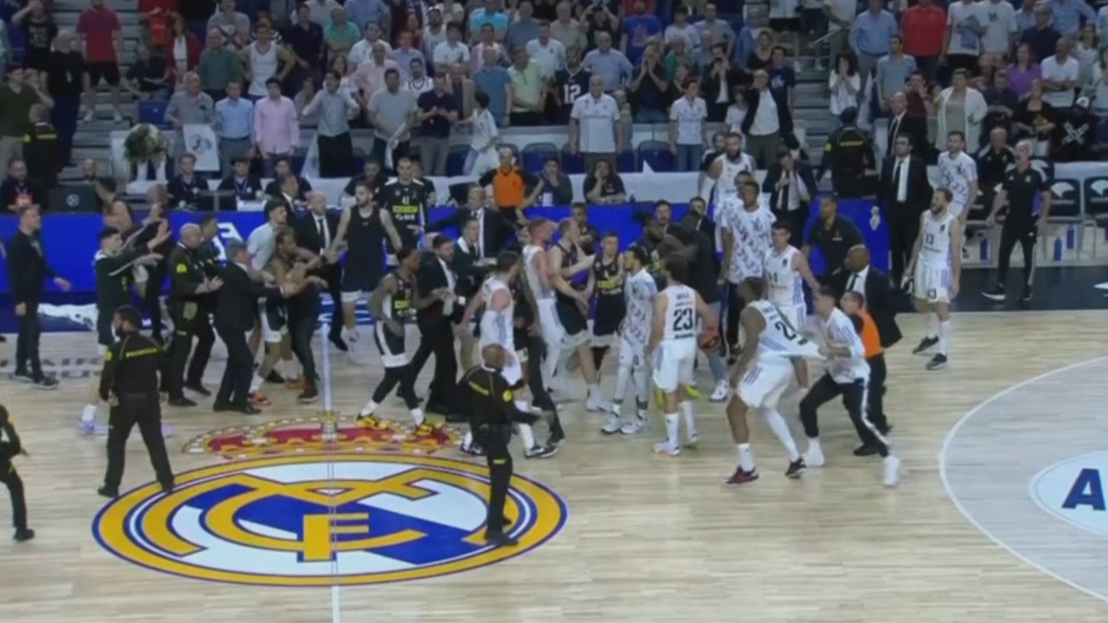 Bochorno en la Euroliga: Real Madrid y Partizan se lían a golpes y se suspende el partido
