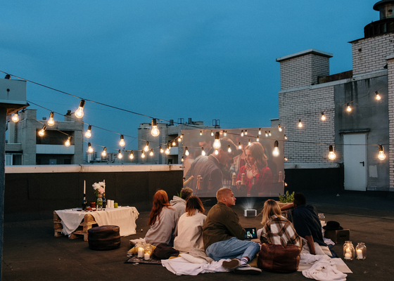 Disfruta la experiencia de tener un cine en casa... y al aire libre