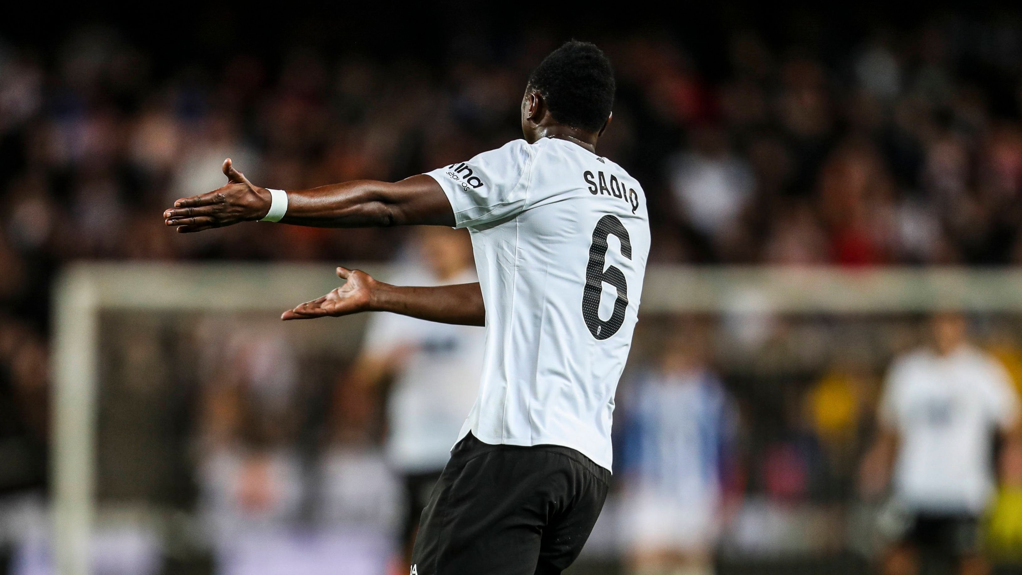 Umar Sadiq revive viejos fantasmas en Valencia: perdido y sin gol, como en la Real Sociedad