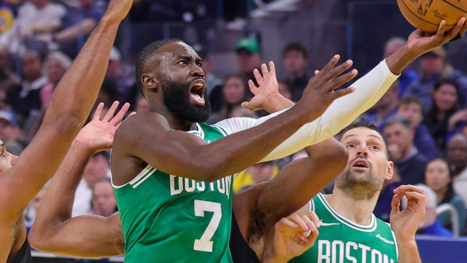 Los Celtics desatan la tempestad y los Lakers acaban hundidos
