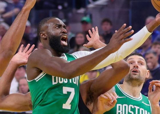 Los Celtics desatan la tempestad y los Lakers acaban hundidos