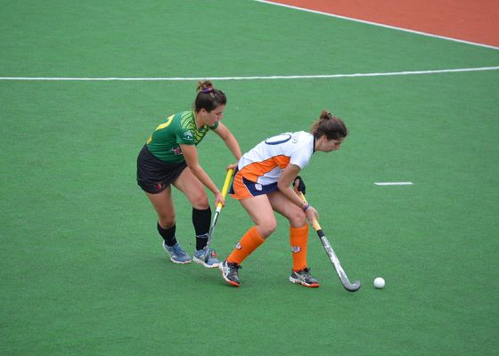 Practica hockey hierba en el CDU Los Bermejales