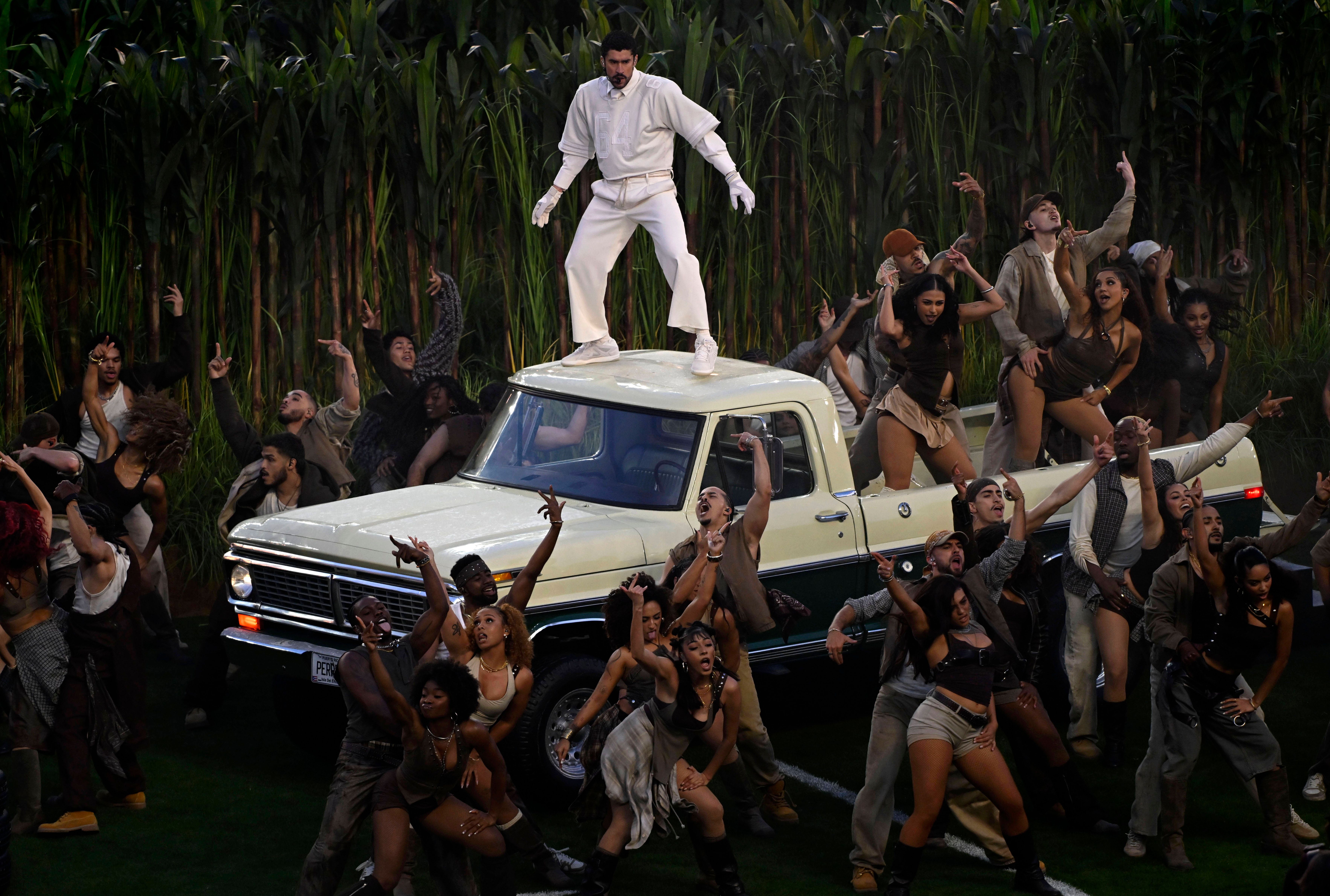 Los símbolos y mensajes ocultos de Bad Bunny en su espectáculo del intermedio de la Super Bowl LX