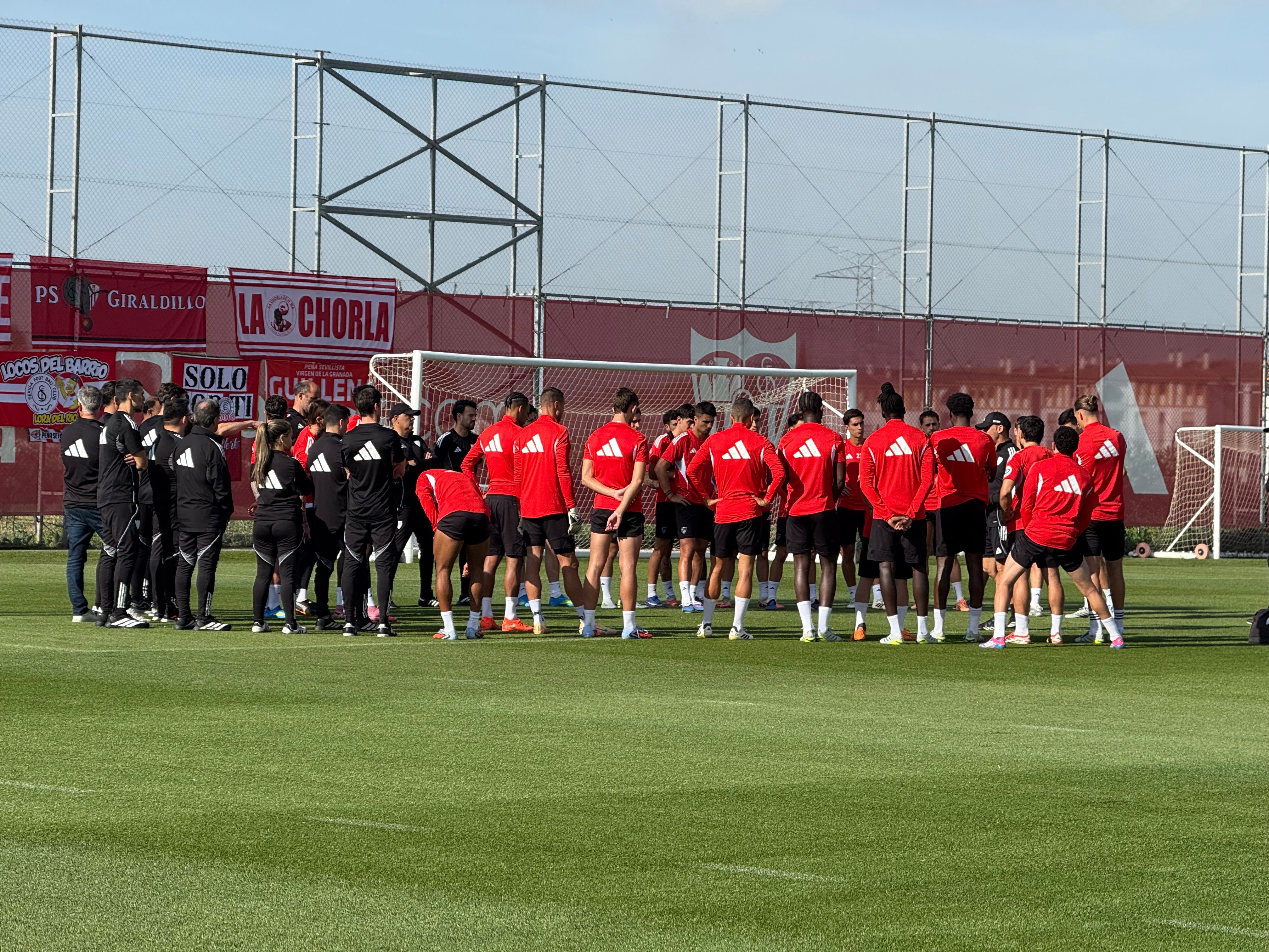 El Sevilla pone en manos de su afición la lucha por la permanencia en una sesión con Suazo y Sow