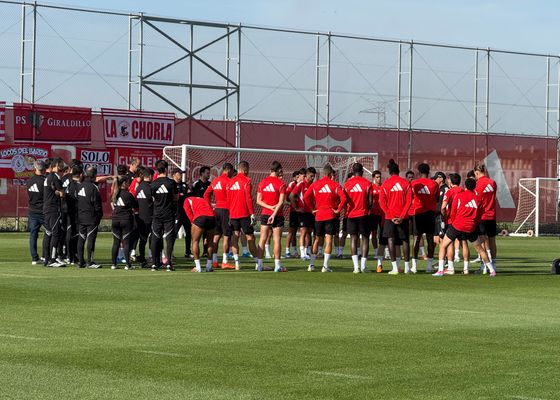 El Sevilla pone en manos de su afición la lucha por la permanencia en una sesión con Suazo y Sow