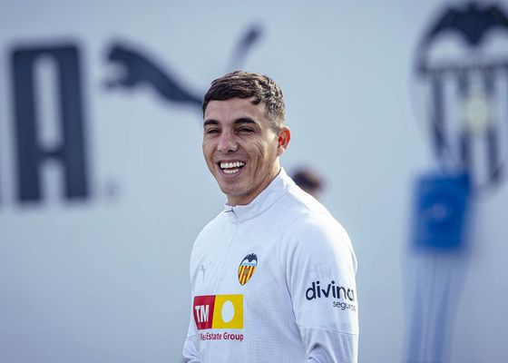 Renzo Saravia pide paso en el Valencia: los factores que acercan su debut