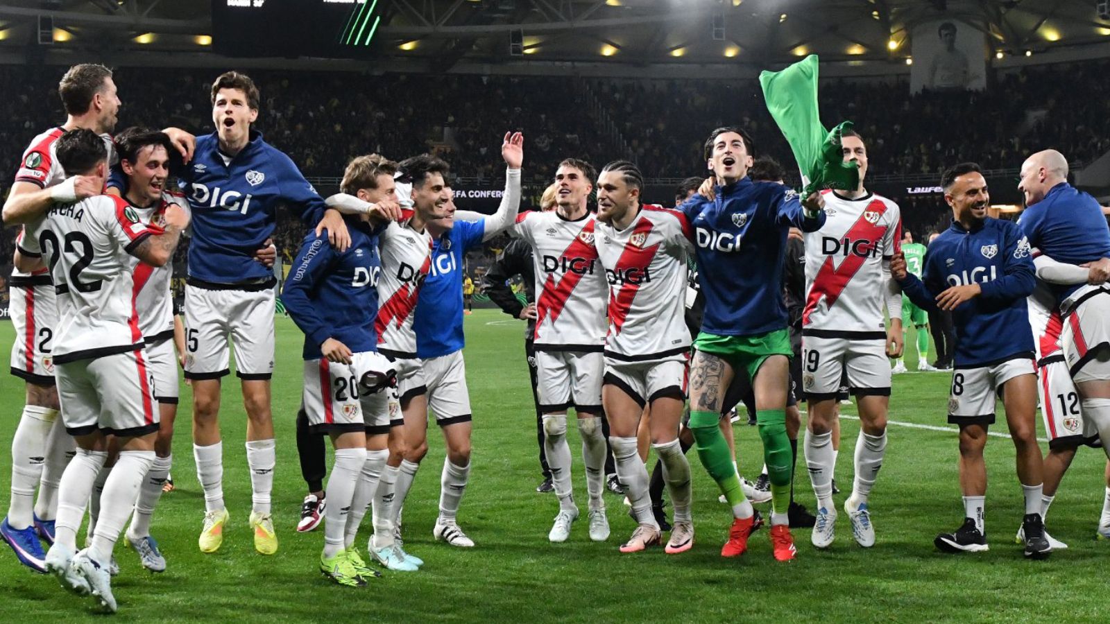 El Rayo Vallecano acaricia la historia europea 25 años después