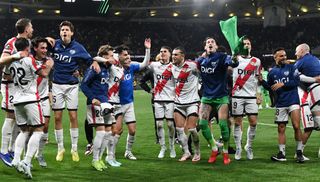 El Rayo Vallecano acaricia la historia europea 25 años después