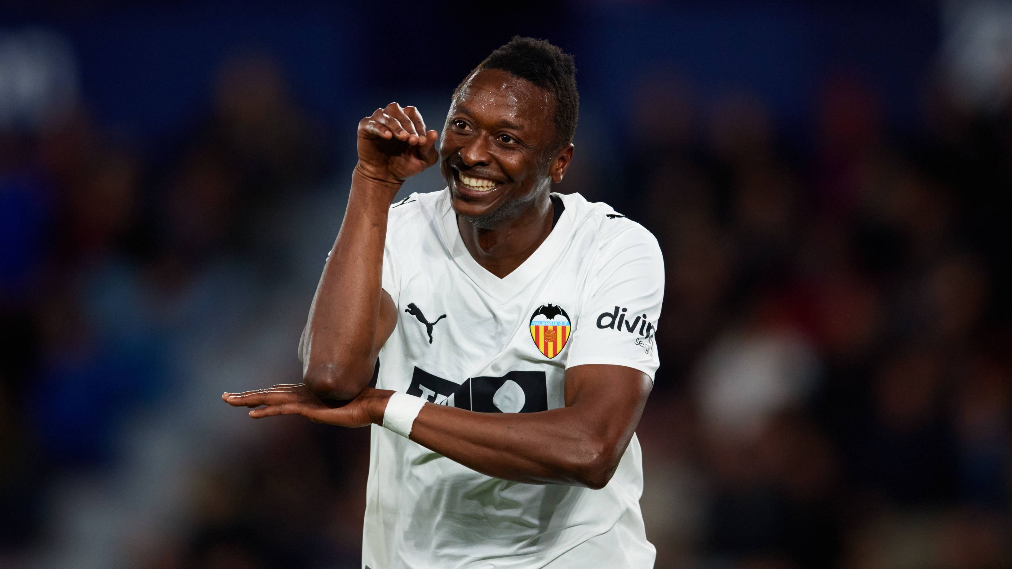 Umar Sadiq dispara la ilusión en el valencianismo