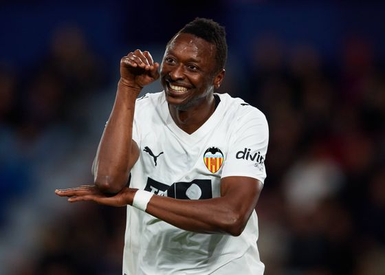 Umar Sadiq dispara la ilusión en el valencianismo