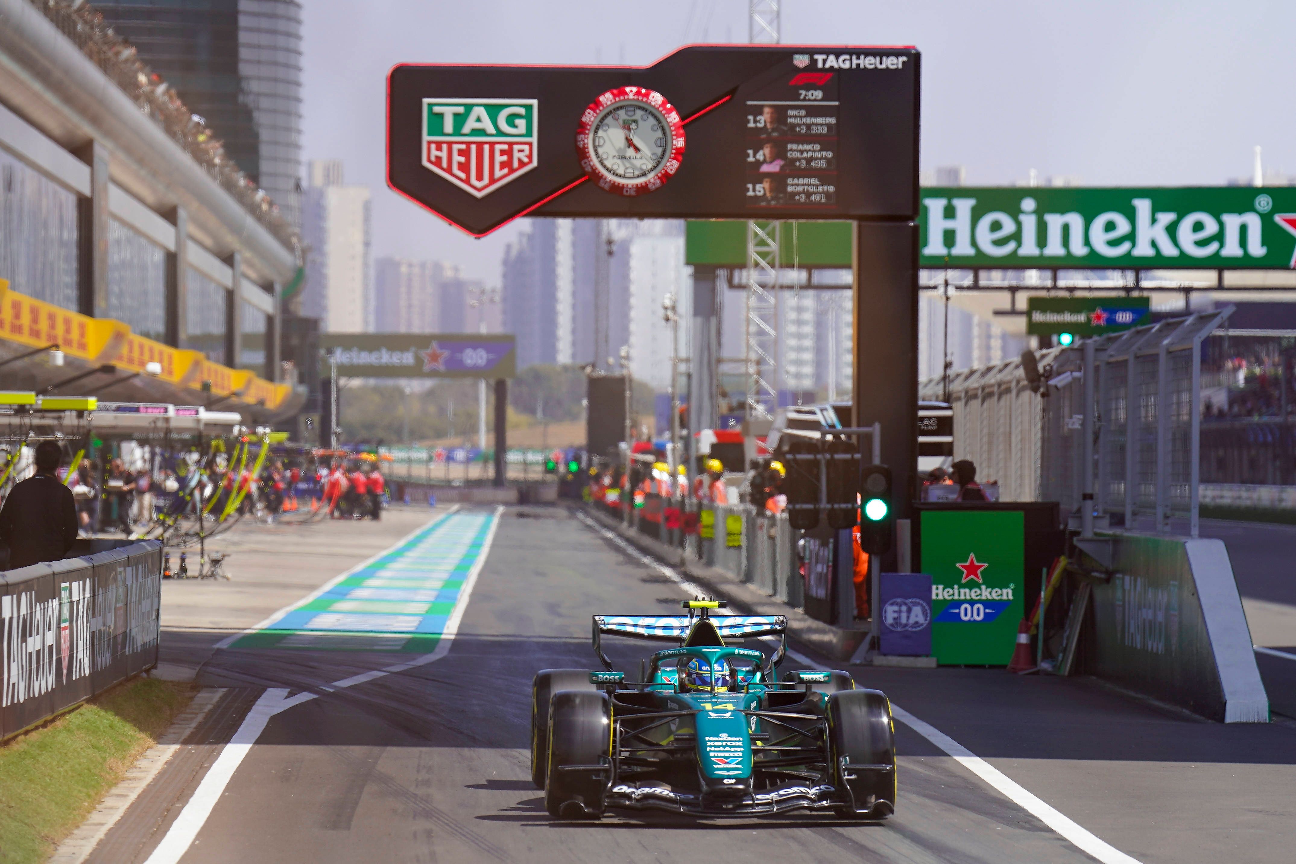 Mercedes domina en China mientras Alonso y Sainz se hunden en los libres