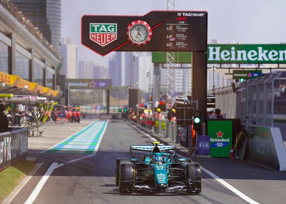 Mercedes domina en China mientras Alonso y Sainz se hunden en los libres
