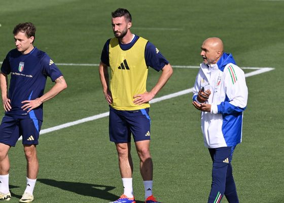 Invasión de campo y dos ausencias alarmantes; primer entrenamiento de Italia en Alemania