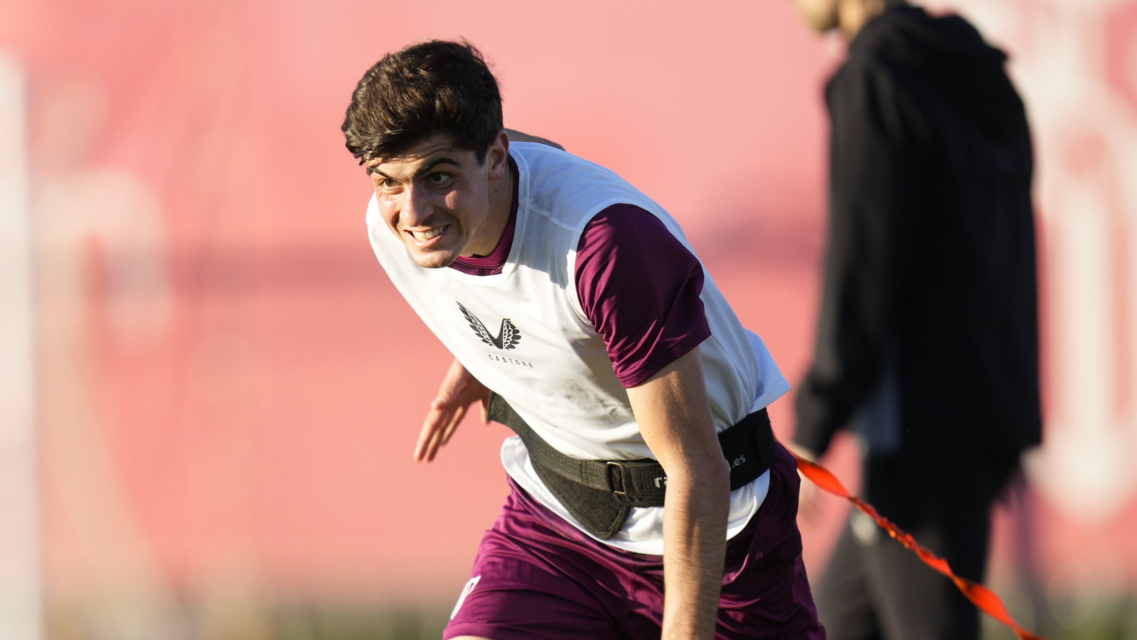 Entrenamiento del Sevilla con Isaac Romero apuntándose