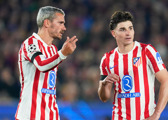 Julián Álvarez sale lesionado en la gran noche de Griezmann